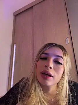 Lola-Blondie webcam