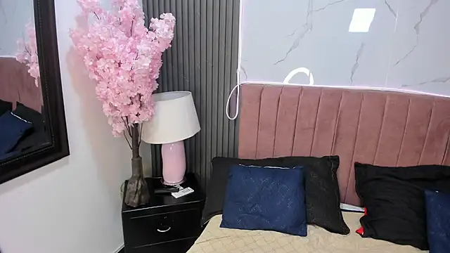 Elara_Cross webcam