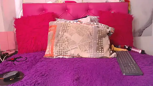 SARAWILLS live cam on StripChat