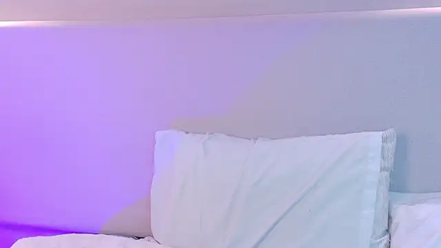 NaomiKlarc live cam on StripChat