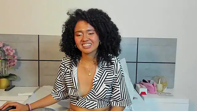 Kiraspell live cam on StripChat