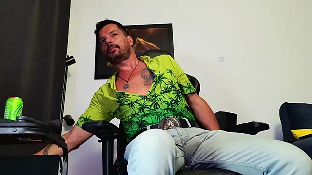 chriskox (Ask my age) - Please my HUGE COCK, make it HAPPY