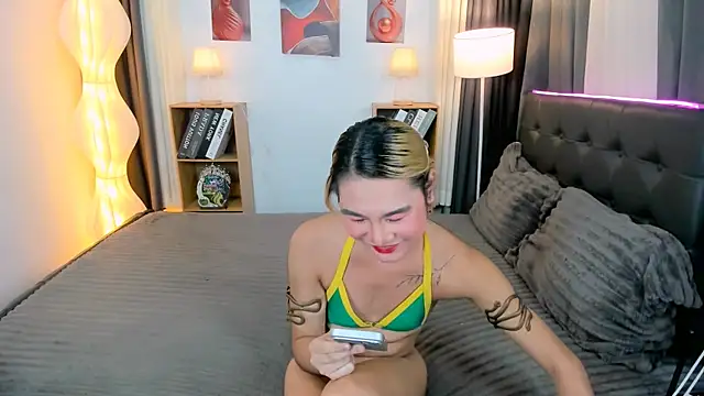 Naughty_Jessie live cam on StripChat