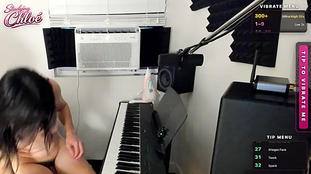 itschloelaurent live cam on StripChat