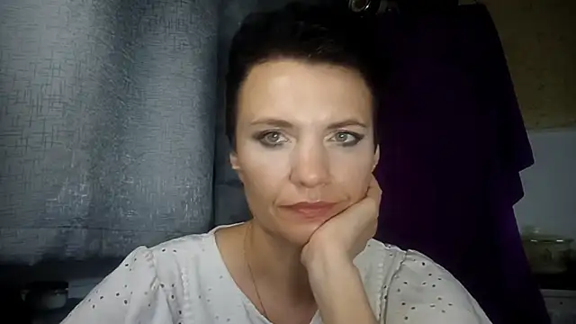 HotMamaQueen234 webcam