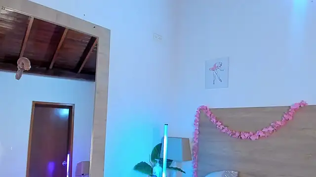 LaraRous live cam on StripChat