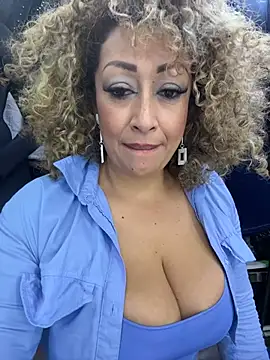 katti_barrera (F milf) - Ride dildo+squirts in public