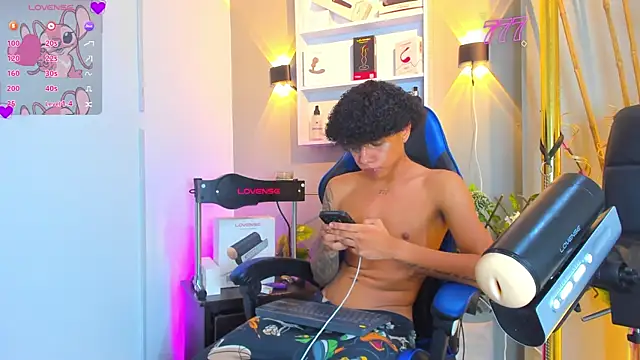 _taylor_black (M twink) - remove pants