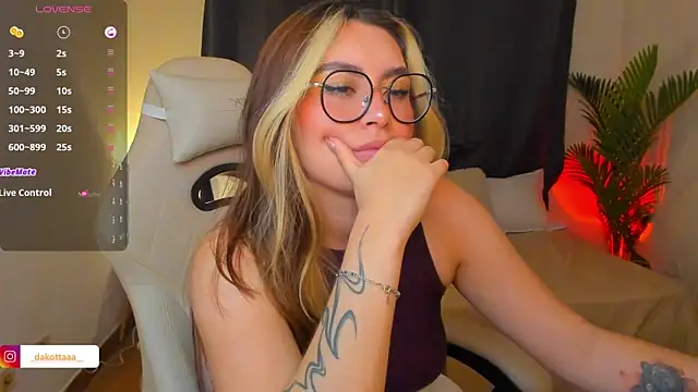 dakottaa_ live cam on StripChat