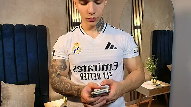 SalvatoreDmore live cam on StripChat