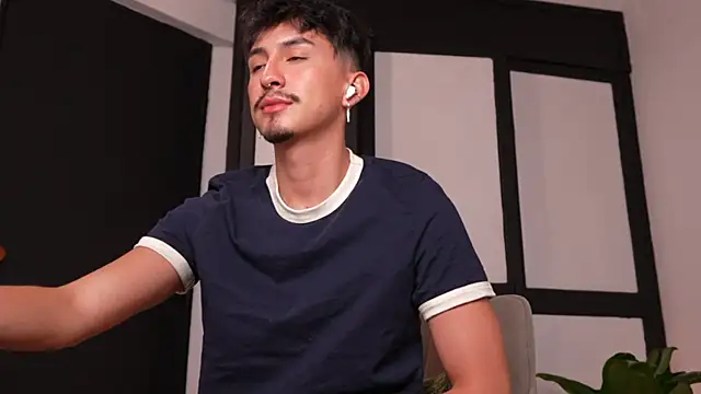sweettaaron01 webcam