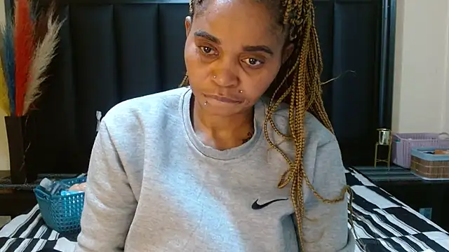 NaughtyLuux12 webcam
