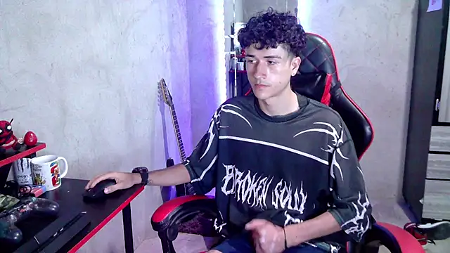 johnny_cagee_ (M twink) - take out my dick and play with it