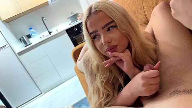 Blonde88888 webcam