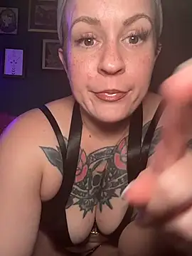 quinnmariexo (F milf) - Riding fantasy dildo in free chat 🦄