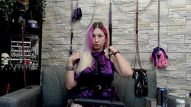 Miss_Kaz webcam