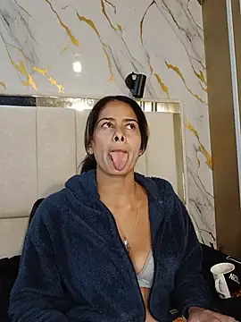nairobi8 live cam on StripChat