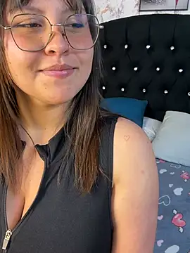 Larissa_Antonella live cam on StripChat