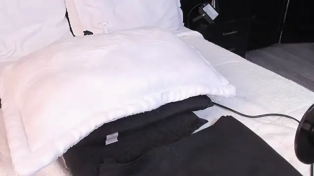 MiiaaMoonroee webcam