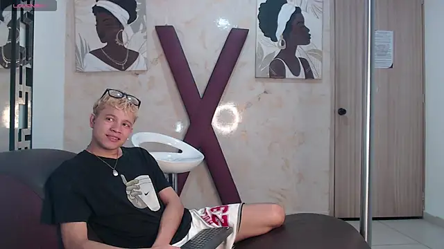 PRETTY_FEM live cam on StripChat