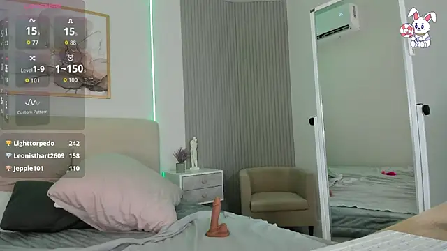 VirginChloe live cam on StripChat