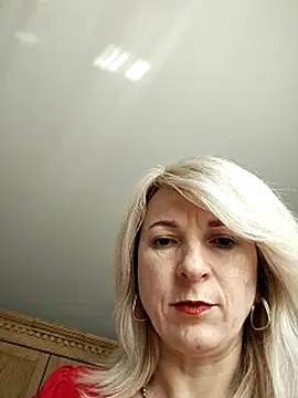 AhlyssaLove1155 live cam on StripChat
