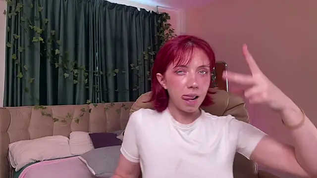 Love_is_Lola webcam