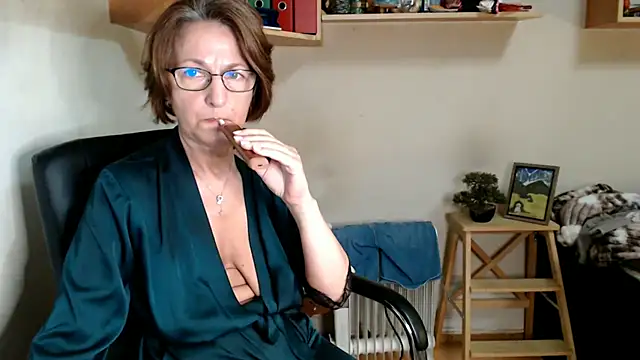 katemodel (F mature) - maked dancing
