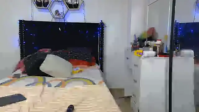 charlotte_077 live cam on StripChat