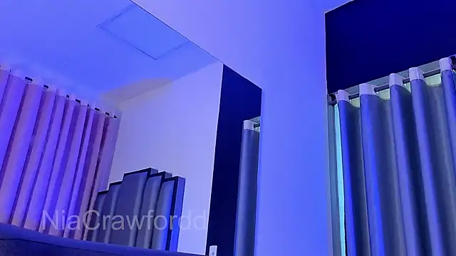 NiaCrawfordd live cam on StripChat