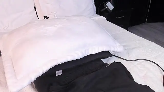 MiiaaMoonroee webcam