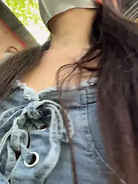 xiaoxiaocheng678 (F milf) - 勾引路人小哥哥摸胸！