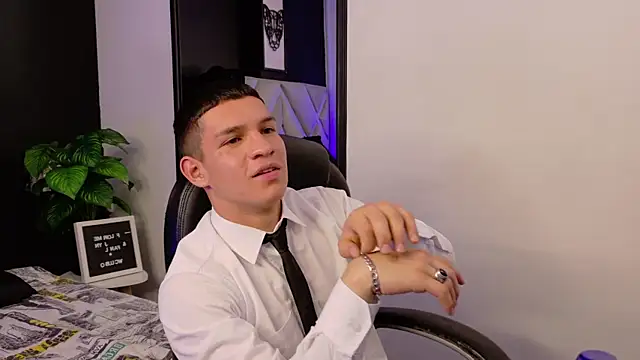 Apolo_Warrior live cam on StripChat