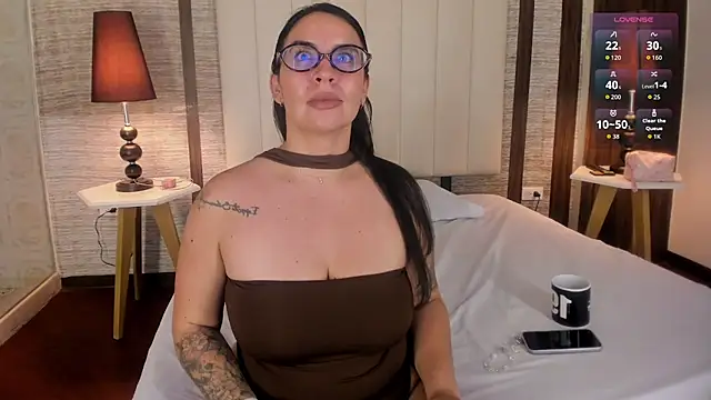 Hannah_Cross live cam on StripChat