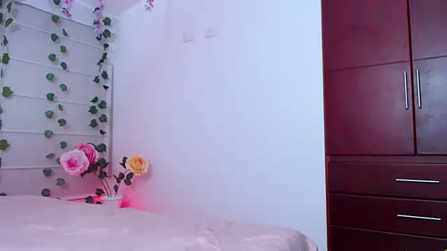 Sarabubbie live cam on StripChat
