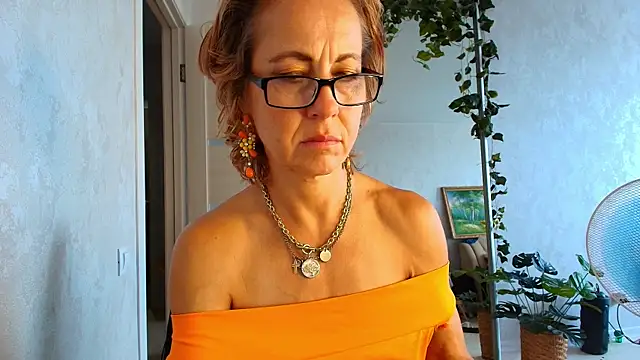 LioraWeiss live cam on StripChat