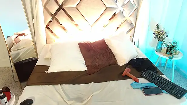 MilaMonroeX webcam