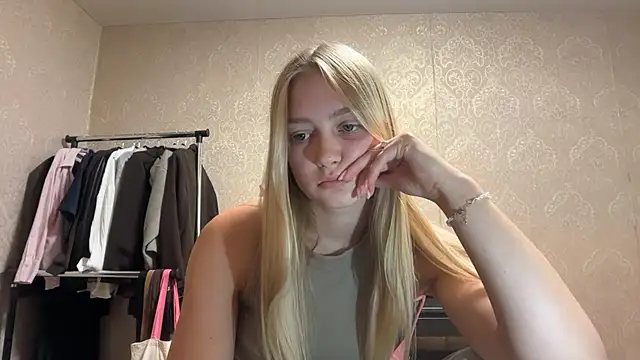 blondegirl2026 webcam