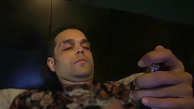 icebergslim281 live cam on StripChat