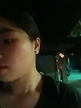 HeresThuy22 webcam