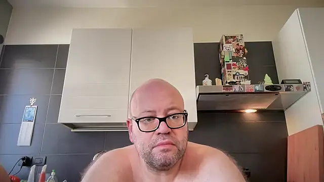 theitalianbear live cam on StripChat