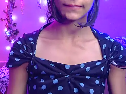 Yours-Zoya webcam