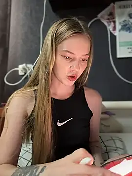 MilaMoone webcam