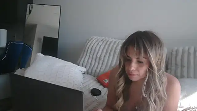 nadianaughty2 webcam