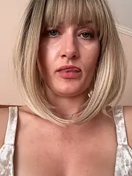 LunaFoxs live cam on StripChat