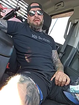 beardedtattood (Ask my age) - Let's start by getting super horny ❤️