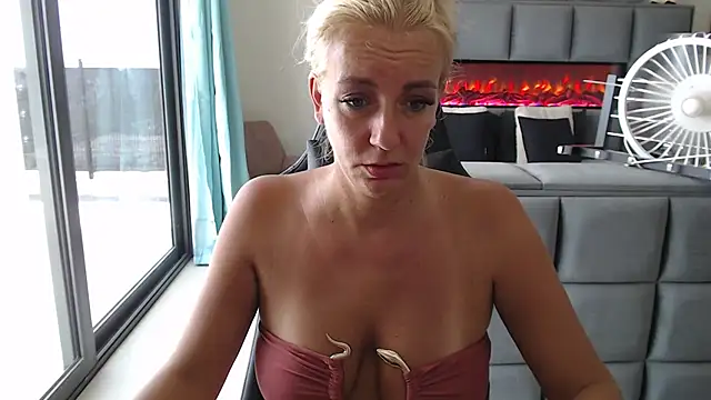 wendysexyx (F milf) - video lekker spelen in bed