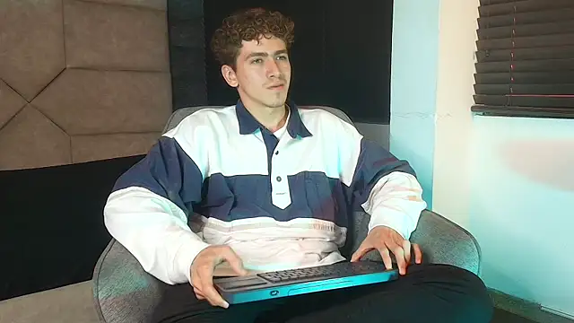Tyler_Mcrey live cam on StripChat