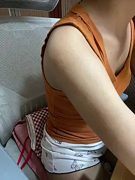 Mina048 webcam