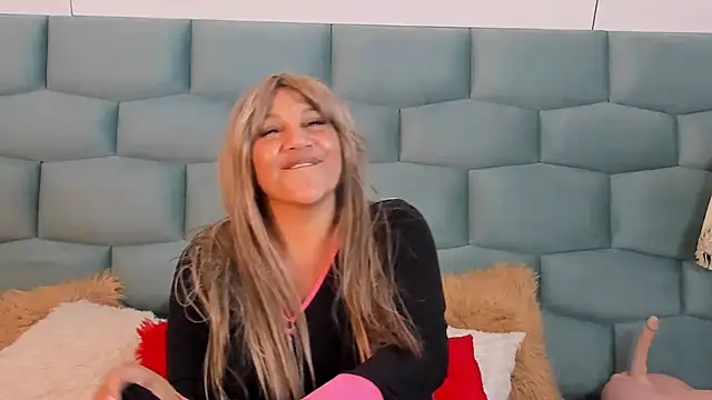 MiaMancini live cam on StripChat